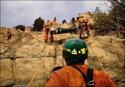 산악인명 구조 훈련 중 